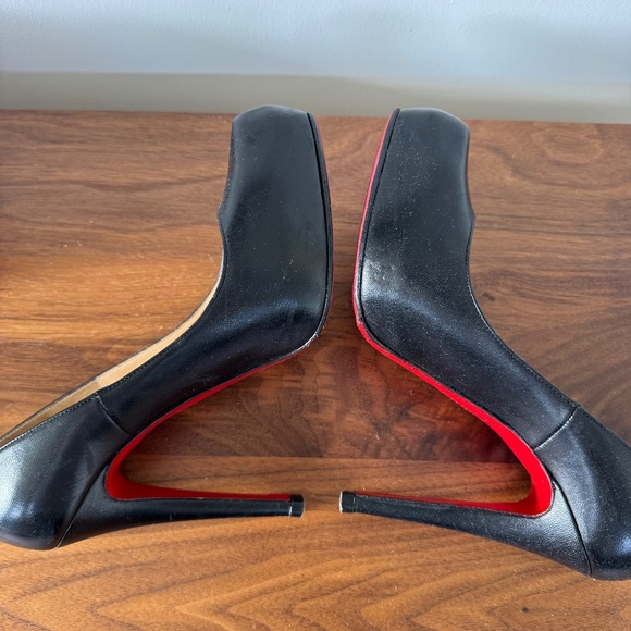 Christian Louboutin - Picture 6 of 9